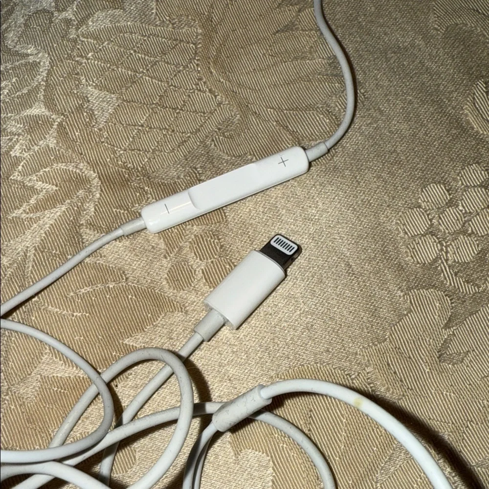 Apple EarPods Lightning Connector - Classic White